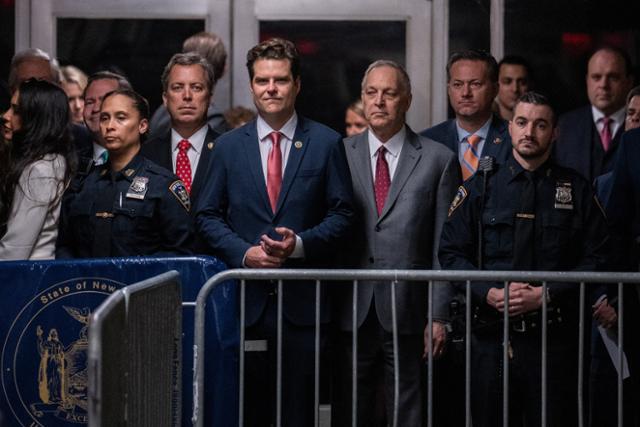 맷 게이츠(가운데) 하원의원 등 공화당 소속 인사들이 16일 미국 뉴욕 맨해튼 형사법원을 찾아 도널드 트럼프 전 대통령의 재판을 지켜보고 있다. 뉴욕=로이터 연합뉴스