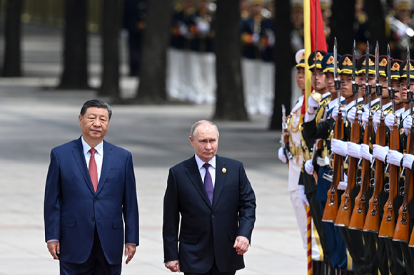 블라디미르 푸틴(오른쪽) 러시아 대통령이 16일 중국 베이징에서 시진핑 중국 국가주석과 함께 중국 의장대를 사열하고 있다. 2024.05.16. [사진=AP/뉴시스]