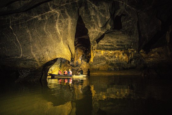 필리핀 팔라완의 푸에르토 프린세사 지하 강 국립공원. 배를 타고 컴컴한 동굴을 본다. 사진 필리핀관광청