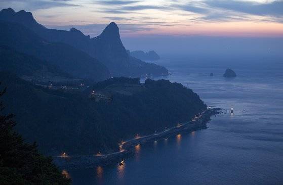 울릉도는 육지와 사뭇 다른 풍광을 자랑한다. 자연환경만이 아니다. 바다와 산에서 나는 먹거리뿐 아니라 물맛까지 달라서 육지에서 맛볼 수 없는 미각 체험을 즐기기에 제격이다. 사진은 울릉도 최북단 석포전망대에서 감상한 일몰 풍경. [중앙포토]