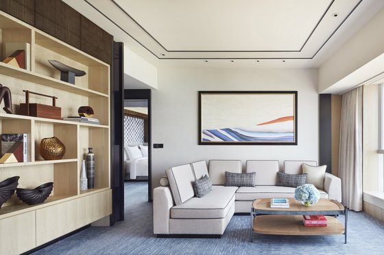 거실과 침실의 구분으로 한층 편안한 휴식을 제공하는 슈페리어 하버뷰 스위트 객실. 사진 포시즌스 홍콩