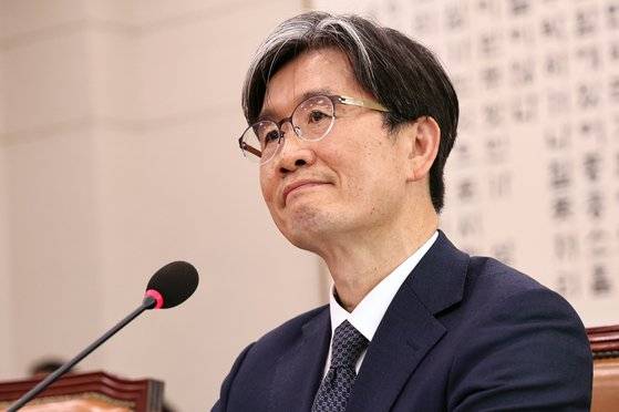 오동운 고위공직자범죄수사처장 후보가 17일 오전 서울 여의도 국회에서 열린 법제사법위원회의 인사청문회에서 의원들의 질의를 듣고 있다. 뉴스1