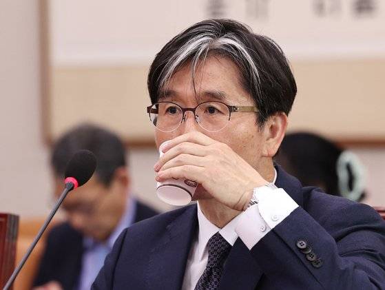오동운 고위공직자범죄수사처장 후보가 17일 오전 서울 여의도 국회에서 열린 법제사법위원회의 인사청문회에서 물을 마시고 있다. 뉴스1