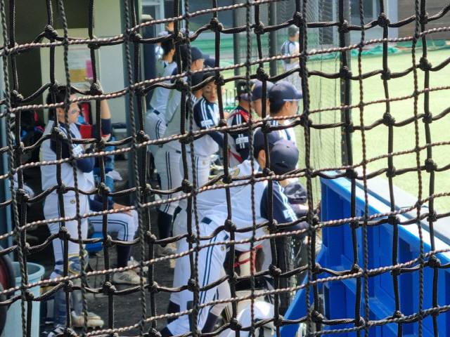 ▲ 상동고 야구부 선수들이 덕아웃에서 경기를 응원하고 있다.