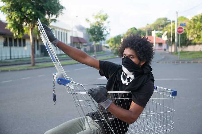 누벨칼레도니 시위 현장에서 찍힌 원주민 청년.       사진 출처: AFP