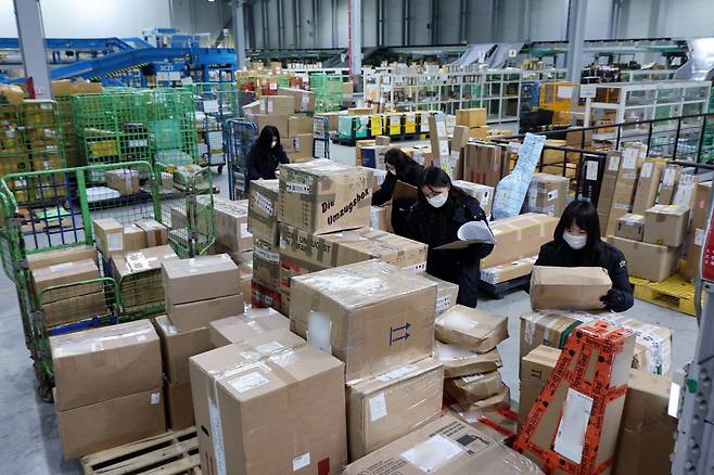 인천시 중구 인천공항본부세관 특송물류센터에서 세관 직원들이 직구 물품을 살펴보고 있다. 사진=이솔 기자