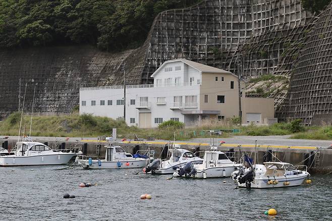 지난해 5월24일 일본 후쿠시마현 이와키시 에나항에 배들이 정박 중이다. 이 항구는 일본 정부가 올여름 오염수 방류를 시작할 후쿠시마 제1원자력발전소에서 50㎞ 정도 떨어져 있다. 연합뉴스