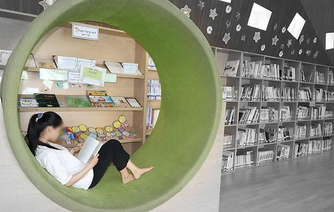 어머니와 함께 한국을 떠나 베트남으로 돌아온 박진희양(가명)이 지난달 17일 껀터의 한베함께돌봄센터(코쿤센터) 내 도서관에서 책을 읽고 있다. 그는 학교에 다니지 못하고 있다.