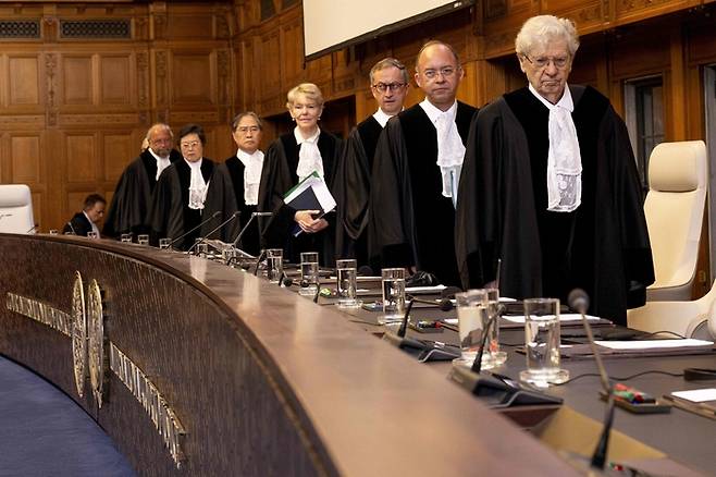 16일(현지시간) 네덜란드 헤이그에 위치한 국제사법재판소(ICJ)에서 남아프리카공화국이 요청한 라파 공격 중단 임시명령 심리를 위해 재판관들이 입장하고 있다. AFP연합뉴스