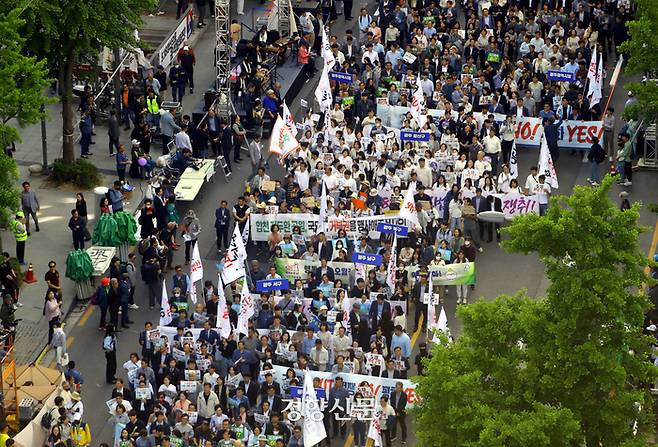 17일 광주 동구 금남로에서 열린 5·18 민주화운동 44주년 전야제에서 민주평화대행진이 참석한 사람들이 행진하고 있다. 문재원 기자.