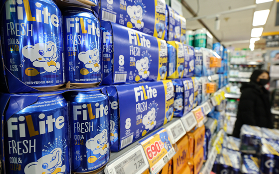 FiLite beer cans are displayed at a store. [NEWS1]