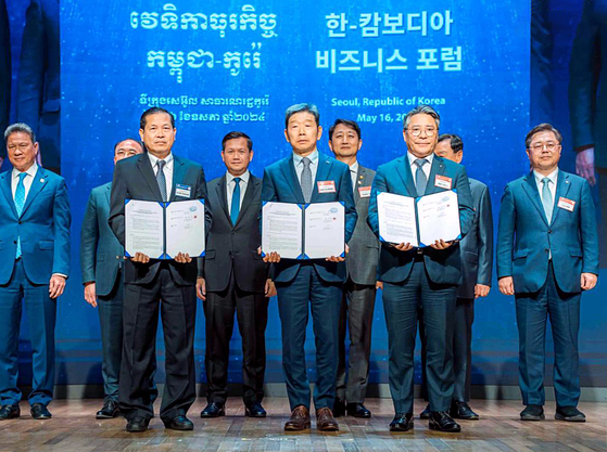 Executives from Jeonbuk Bank, Credit Bureau Cambodia and Korea Credit Bureau pose for a photo after signing a memorandum of understanding (MOU) to establish cross-border credit report sharing between Korea and Cambodia. The MOU signing took place during the Cambodia-Korea Business Forum in Seoul on Thursday.[JB FINANCIAL GROUP]