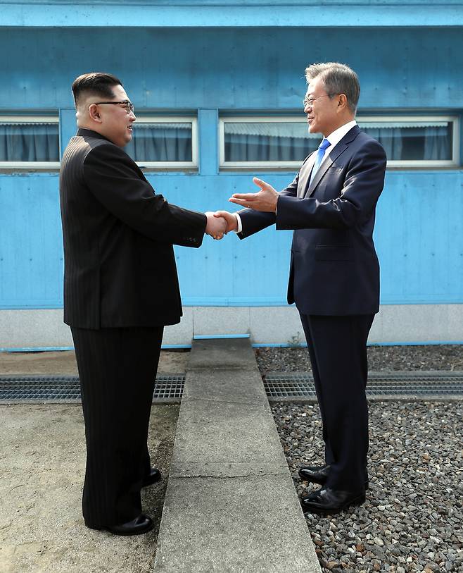 문재인 대통령과 김정은 국무위원장이 처음 만나 악수를 하고 있다.  2018.04.27 / 사진=매일경제 DB