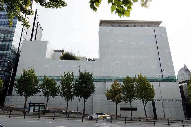 철거 전 울타리로 둘러쌓인 프리마호텔