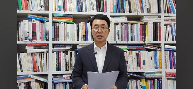 진양곤 HLB 회장이 17일 오전 공식 유튜브 채널을 통해 미국 FDA의 간암 신약 승인 관련 내용을 전하고 있다. /사진=HLB 유튜브 채널