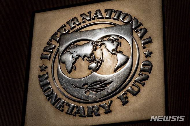 국제통화기금(IMF)이 일부 중국산 제품에 대한 미국의 관세 인상안과 관련해 "무역 긴장을 높여 세계 경제 성장에 큰 위협이 될 것"이라고 경고했다. 사진은 IMF 로고. /AP=뉴시스