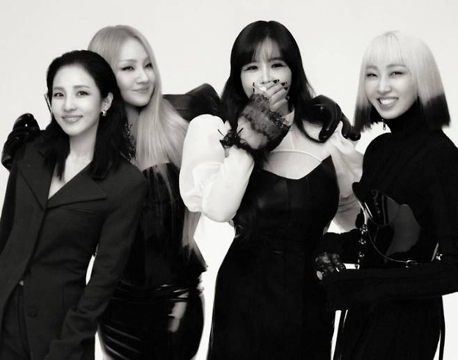 YG엔터테인먼트 양현석 총괄 프로듀서와 그룹 투애니원(2NE1)의 CL(씨엘)의 만남이 화제가 되고 있다. /사진=씨엘 인스타그램