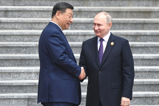 시진핑(왼쪽) 중국 국가주석이 16일 오전 베이징 인민대회당에서 이날 방중한 블라디미르 푸틴 러시아 대통령을 환영하며 악수를 나누고 있다. AFP 연합뉴스