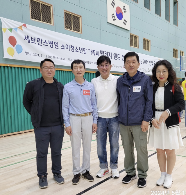 홍순명 한국환경기술사회장(가운데)이 ‘2024 한빛 운동회’ 참가자들과 기념사진을 촬영하고 있다. /한국환경기술사회