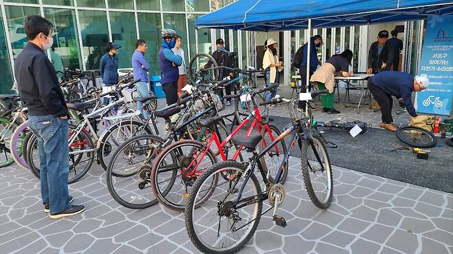 서울 서초구는 오는 10월까지 매월 둘째·넷째주 수요일에 직접 동주민센터로 찾아가 자전거를 점검·수리해주는 ‘찾아가는 자전거 수리센터’를 운영한다고 17일 밝혔다.[서초구 제공]