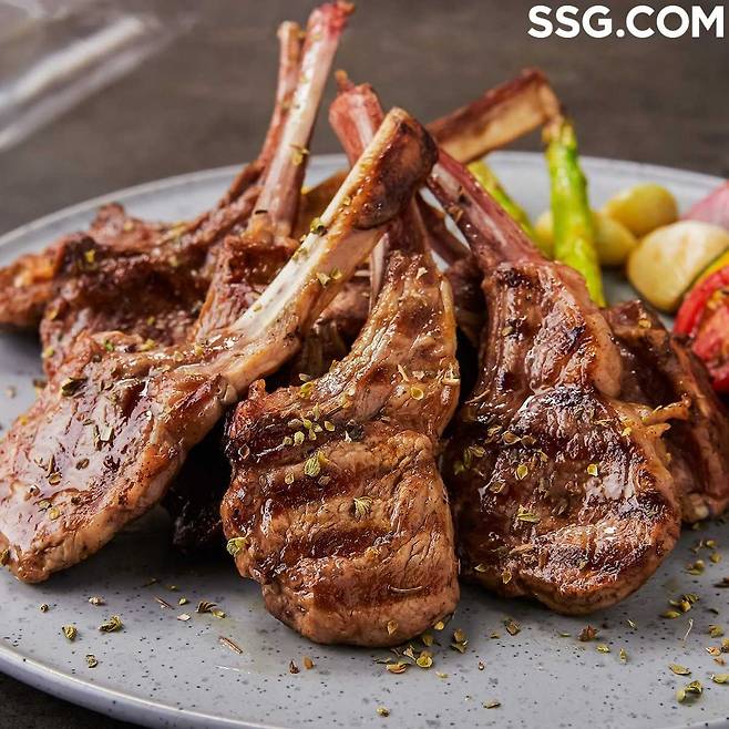 SSG닷컴이 17일부터 23일까지 호주산 양고기와 소고기를 최대 반값에 판매한다. [SSG닷컴]