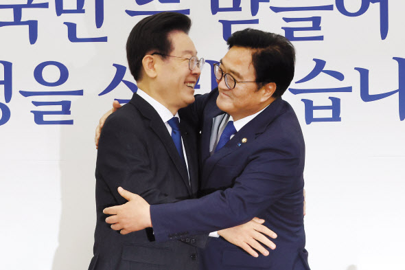 이재명(왼쪽) 더불어민주당 대표와 차기 국회의장 후보로 당선된 우원식 의원이 16일 오후 서울 여의도 국회 당대표실에서 만나 포옹하고 있다. [연합]