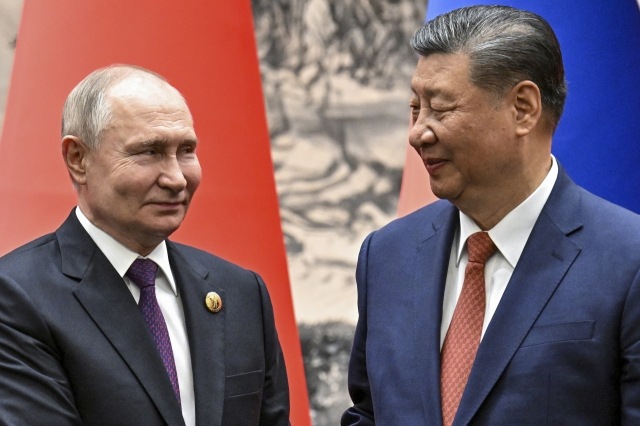 지난 16일(현지시간) 중국을 국빈방문한 블라디미르 푸틴 러시아 대통령과 시진핑 중국 국가주석이 악수하고 있다. [AP]