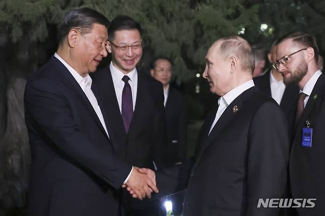 [베이징=AP/뉴시스] 시진핑(왼쪽) 중국 국가주석과 블라디미르 푸틴 러시아 대통령이 16일(현지시각) 중국 베이징에서 비공식 회담을 한 뒤 악수를 나누고 있다. 2024.05.17.