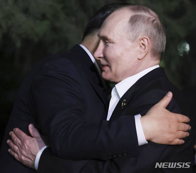 [베이징=AP/뉴시스] 블라디미르 푸틴 러시아 대통령(오른쪽)과 시진핑 중국 국가주석이 16일 중국 베이징 중난하이에서 비공식 정상회담을 마친 후 포옹하고 있다. 2024.05.17.