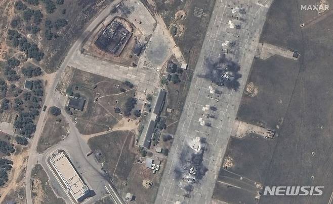 [세바스토폴=AP/뉴시스] 맥사 테크놀로지스가 제공한 위성 사진에 16일(현지시각) 크름반도 세바스토폴 인근 벨베크 공군기지에 파괴된 러시아군의 미그-31 전투기와 연료 저장고가 보인다. 2024.05.17.