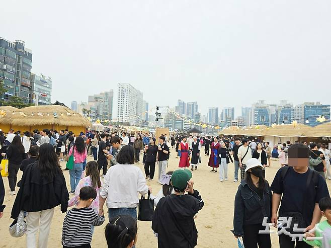 부산 광안리해수욕장에서 열린 제22회 광안리어방축제에 발길이 이어지고 있다. 송호재 기자