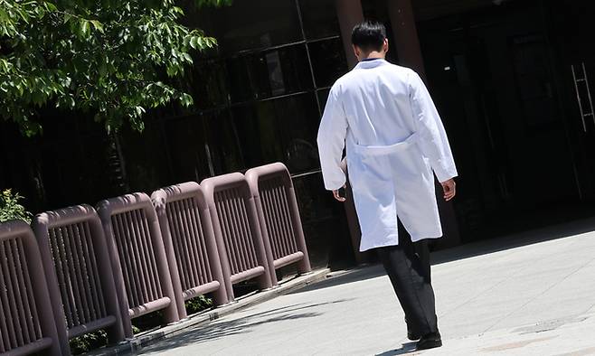 서울 시내의 대형병원에서 한 의료진이 이동하고 있다. 뉴스1