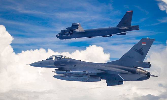 인도네시아 공군 F-16 전투기가 미 공군 B-52H 폭격기와 함께 훈련을 하고 있다. 세계일보 자료사진