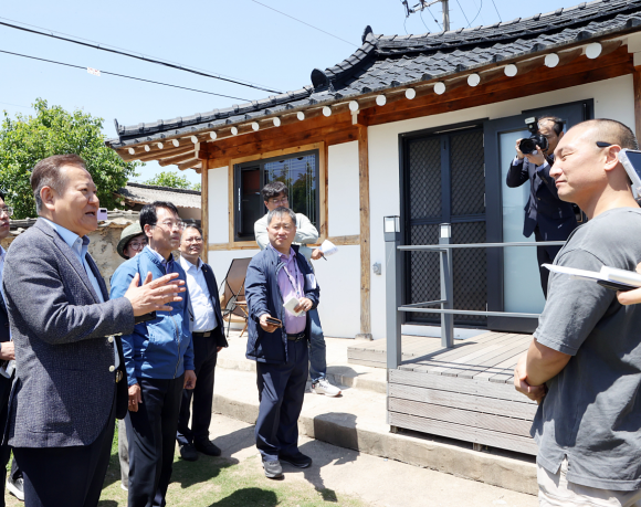 이상민(맨 왼쪽) 행정안전부 장관이 16일 전남 강진군을 방문해 지역소멸 대응 우수사례 현장을 살펴보고 있다. 오른쪽은 서울에 살다 강진군에  내려와 배우자와 함께 농사를 짓고 카페를 운영하며 살고 있는 이상준(38)씨.  행정안전부 제공