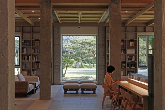 경주 신라천년서고는 수장고 시절 폐쇄적이었다. 외부의 영향을 최소화해야 했기 때문이다. 도서관으로 바뀌면서 개방과 확장의 공간으로 변신했다.