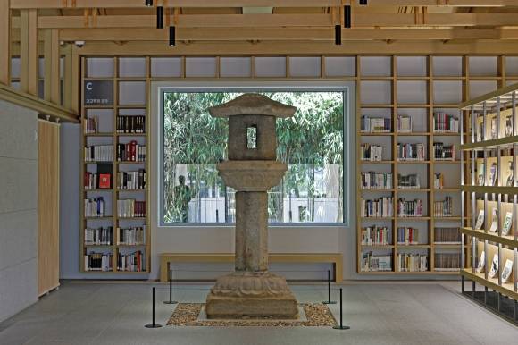 신라천년서고의 석등은 시대가 다른 부재들로 이뤄져 있지만 그 존재만으로 도서관을 환하게 밝힌다.