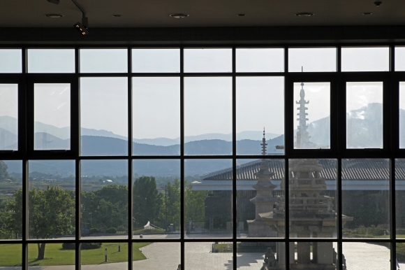국립경주박물관 신라미술관에서는 창밖으로 월지관 너머 경주 남산의 능선이 시원스레 펼쳐진다.