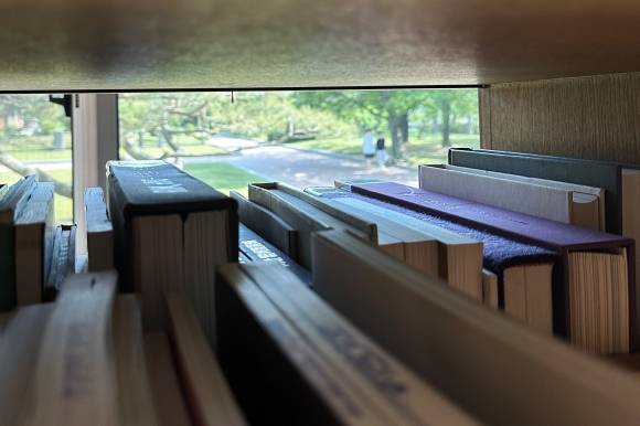 신라천년서고는 창이 많아 5월에는 서가 어디에서나 창밖의 초록 풍경이 어린다.