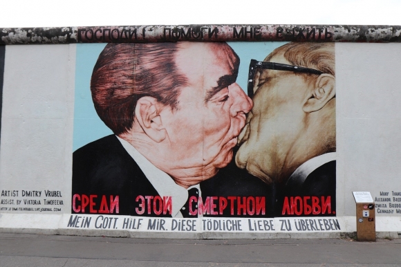1989년 무너진 베를린 장벽의 일부 남은 구간에는 세계 각국의 미술가들이 그림을 그렸다. 그 중에는 러시아 화가 드미트리 브루벨(Dmitri Vrubel·1960~2022)이 그린 ‘형제의 키스’가 가장 유명하다. 이 그림은 브레즈네프 전 소련공산당 서기장과 호네커 전 동독 서기장이 키스하는 모습인데, 독일통일을 해학적으로 표현했다는 평가를 받고 있다.