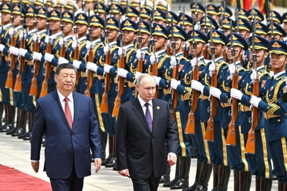 중국을 국빈 방문한 블라디미르 푸틴(오른쪽) 러시아 대통령이 16일 베이징에서 시진핑 국가주석과 함께 의장대를 사열하고 있다. 러시아 대통령 공보실