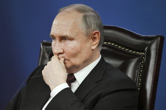 중국을 국빈 방문한 블라디미르 푸틴 러시아 대통령이 17일 하얼빈공대에서 열린 교류 행사에서 학생의 질문을 듣고 있다. AP 연합뉴스