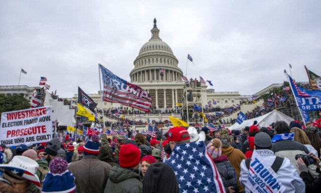 2021년 1월 미국 연방의회 의사당에 도널드 트럼프 전 대통령 지지자들이 난입해 시위를 벌이고 있다. AP연합뉴스