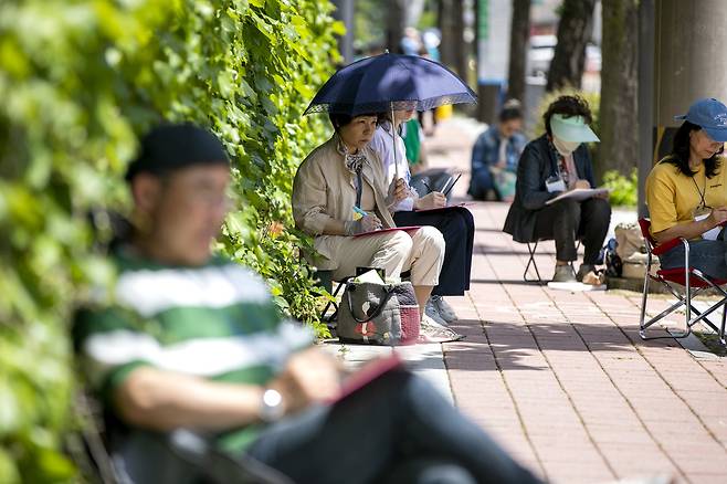 광주 동구 전남여자고등학교 담장 주변에서 참가자들이 그림을 그리고 있다. ⓒ시사IN 신선영