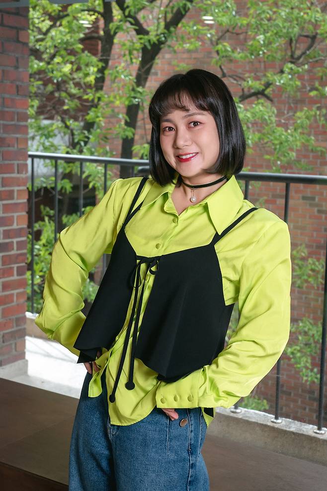 LG유플러스 모바일TV 예능 ‘내편하자 3’ 출연자 박나래가 지난달 26일 서울 성수동의 한 카페에서 열린 프로그램 기자간담회에 참석하기 전 포즈를 취하고 있다. 사진 STUDIO X+U