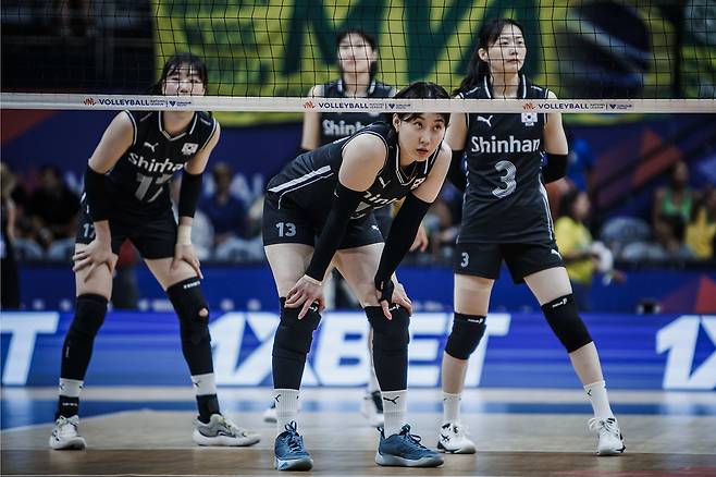 한국 여자배구 대표팀이 17일 브라질 리우데자네이루 마라카랑지뉴 체육관에서 열린 2024 국제배구연맹 발리볼네이션스리그 1주차 2차전 브라질과의 경기에서 상대의 서브를 기다리고 있다. FIVB 제공