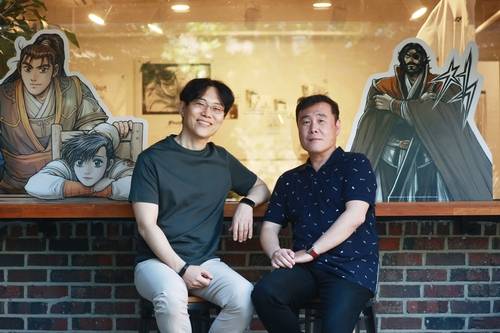 만화 '열혈강호'의 전극진(좌)·양재현(우) 작가 (서울=연합뉴스) 진연수 기자 = 국내 최장수 연재만화 '열혈강호'의 전극진·양재현 작가가 16일 서울 마포구의 한 카페에서 인터뷰하기에 앞서 포즈를 취하고 있다. 2024.5.17
    jin90@yna.co.kr