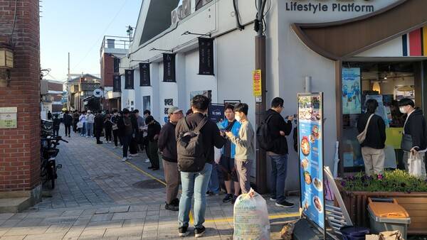 - 저 뒤로 보이지 않는 줄이 늘어서 있다.