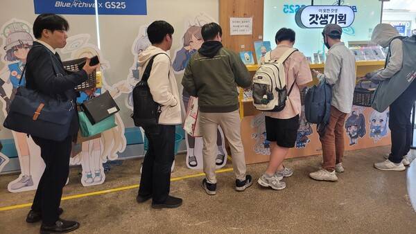 - 원하는 굿즈를 바구니에 담아 계산대로 가져가면 된다