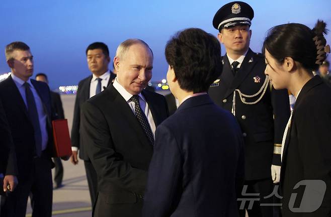 중국을 국빈 방문 중인 블라디미르 푸틴 러시아 대통령이 16일(현지시간) 베이징 국제 공항에 도착해 선이친 국무위원의 영접을 받고 있다. 2024.05.17 ⓒ AFP=뉴스1 ⓒ News1 우동명 기자