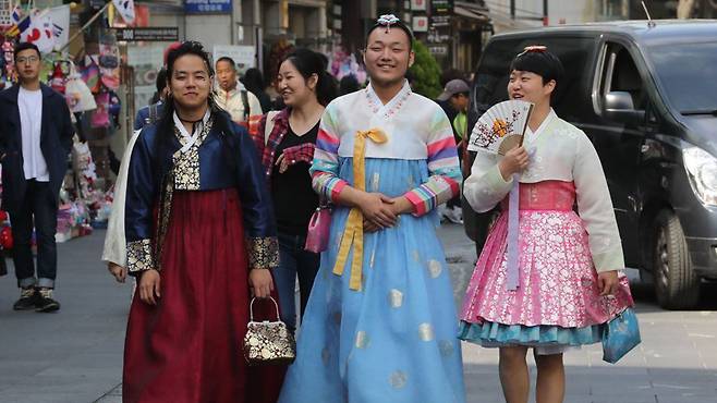 남자는 바지 한복을, 여자는 치마 한복을 입어야 고궁 무료 입장이 가능하다는 가이드라인에 항의하는 퀴어 활동가와 지지자들 2016년 10월 13일 /연합뉴스